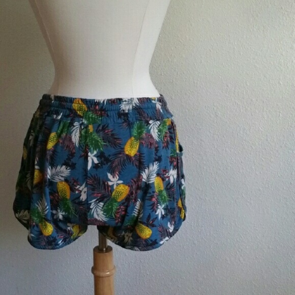SOLD OUT 🆕Pineapple Print Shorts - Picture 4 of 4