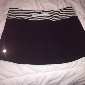 Run: Chase Me Skirt SZ 8 Black/mint moment