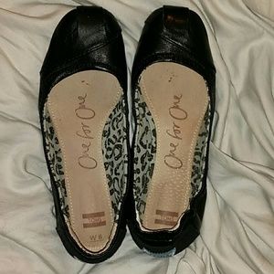 Toms "Camila" Black Leather Ballet Flats