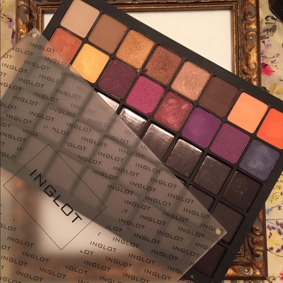 Inglot palette with 16 colors