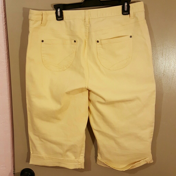 Yellow capri - Picture 2 of 3