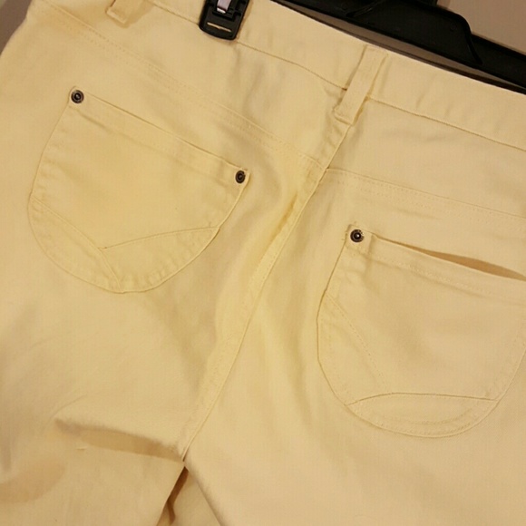Yellow capri - Picture 3 of 3