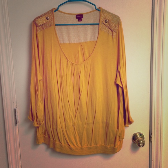 Gold 3/4 sleeve blouse with silk patterned detail!