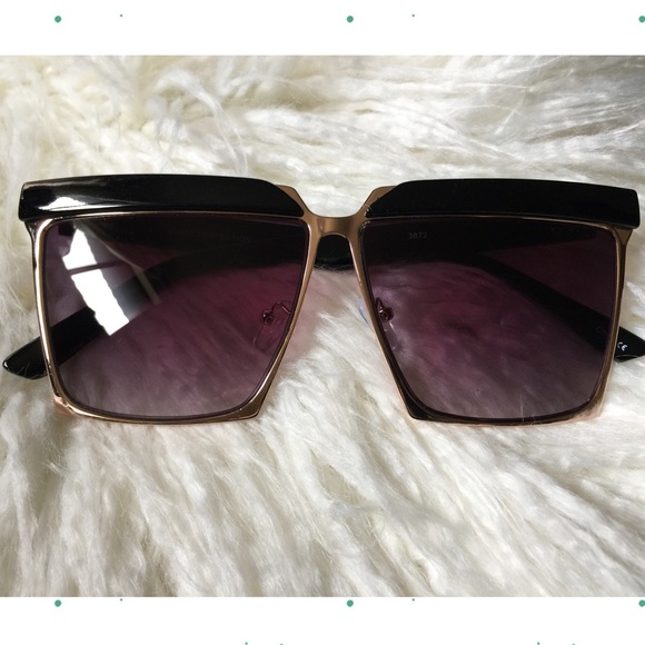 Black & Gold Oversized Flattop Sunnies - Picture 2 of 4