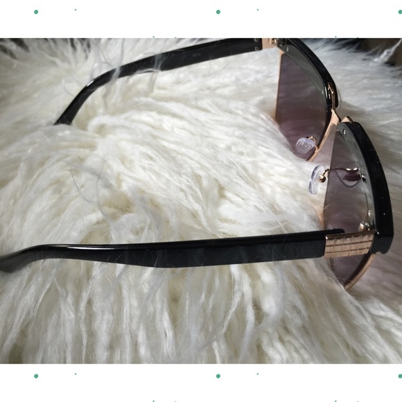 Black & Gold Oversized Flattop Sunnies - Picture 3 of 4
