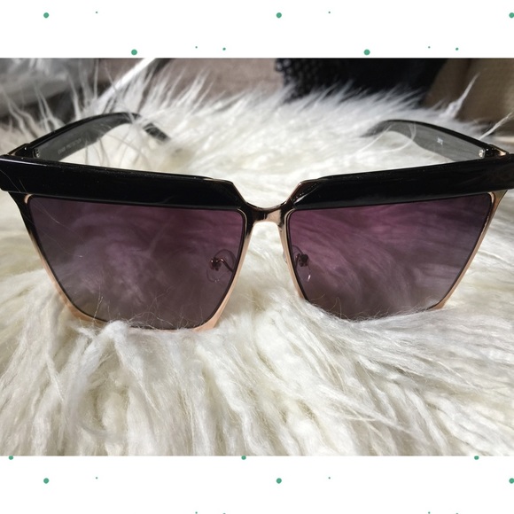 Black & Gold Oversized Flattop Sunnies - Picture 4 of 4