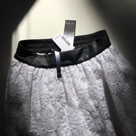 PM Editor’s Pick! Kensie Skirt - Picture 3 of 5