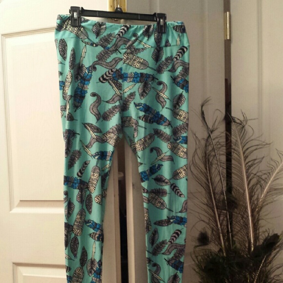 Super soft feather print leggings