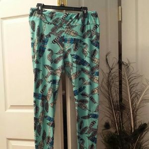 Super soft feather print leggings
