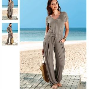 Jumpsuit in taupe from Venus.