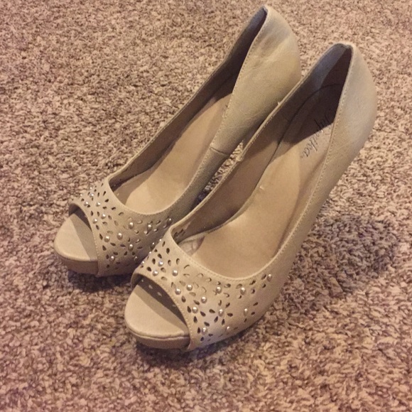 Heels - Picture 2 of 4