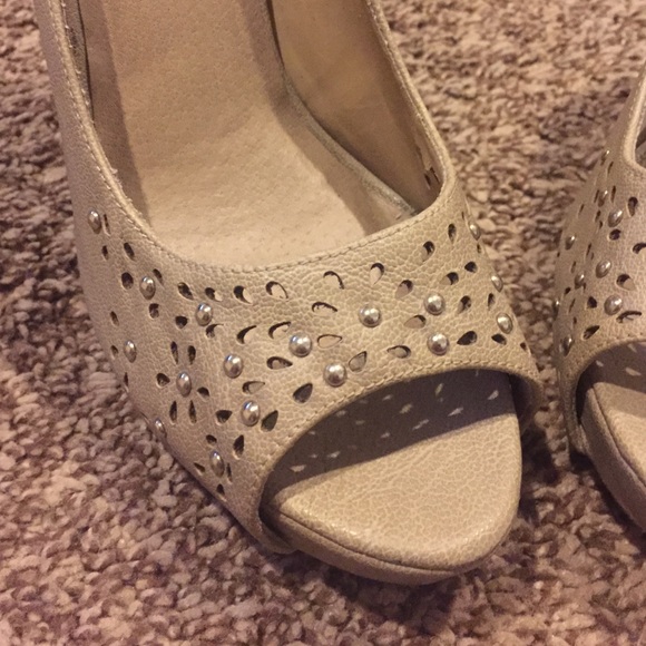 Heels - Picture 3 of 4