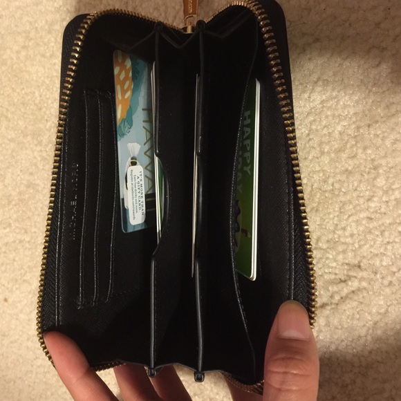 ❌SOLD❌ Michael Kors Wristlet - Picture 2 of 4