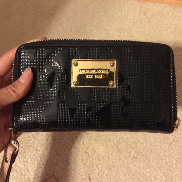 ❌SOLD❌ Michael Kors Wristlet - Picture 3 of 4