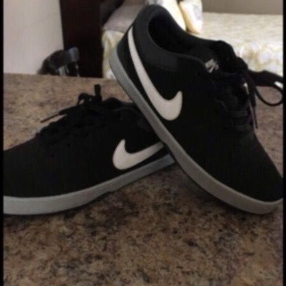 Women Nikes size 7.5 in men size 5.5 - Picture 1 of 3