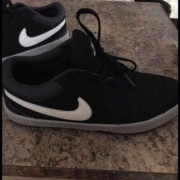 Women Nikes size 7.5 in men size 5.5 - Picture 2 of 3