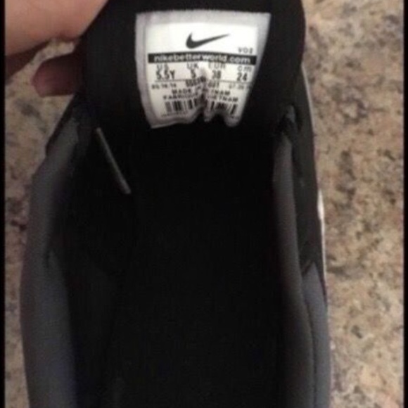 Women Nikes size 7.5 in men size 5.5 - Picture 3 of 3
