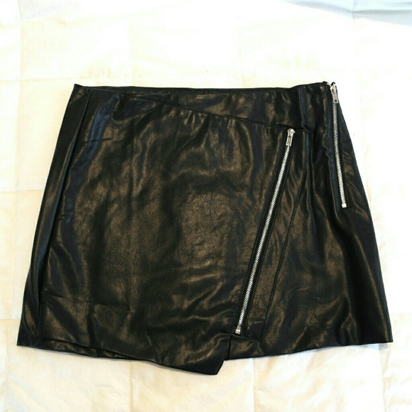 Faux leather mini skirt - Picture 3 of 3