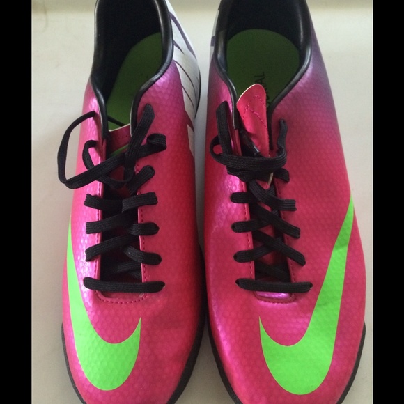 Soccer shoes