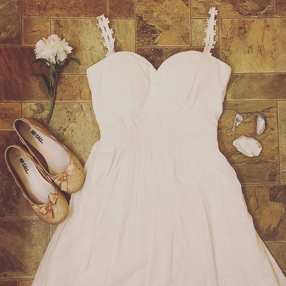 ❌SOLD❌White Sweetheart Sundress with Flower Straps