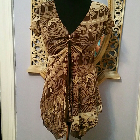 Waist- slimming and flowy shirt!