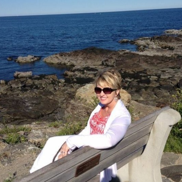 Meet your Posher, Debbie - Picture 3 of 4