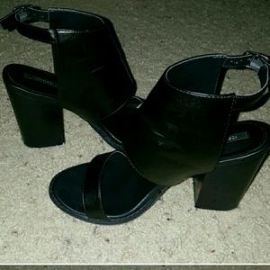 F21 black and tan heels