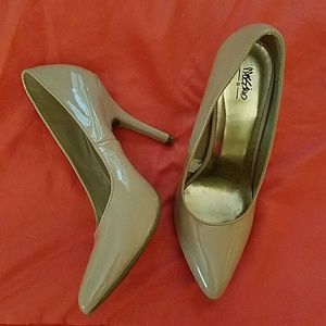 High heeled Mossimo tan shoes