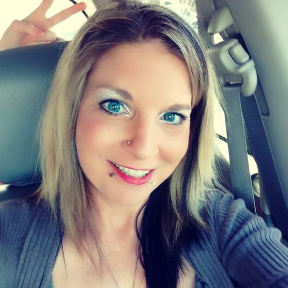 Meet your Posher, Hollie - Picture 1 of 1