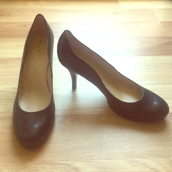 Scalloped business heels.