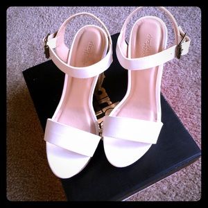 Cute white summer sandals, size 8 👗👡