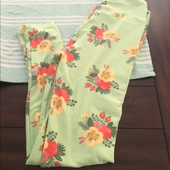LuLaRoe Pants - Lularoe Hawaiian Floral Leggings OS