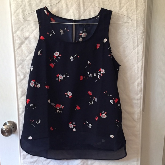 Sleeveless blouse floral print.