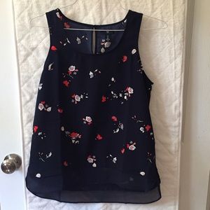Sleeveless blouse floral print.