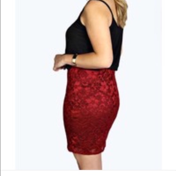 Scalloped lace mini skirt