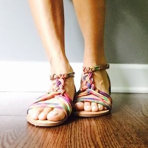 Beatiful colored flat sandals from Fergie.