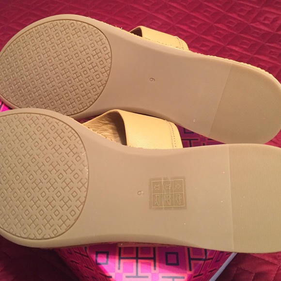 🆕Tory Burch "Fleming" (tan) Leather Sandal. NWT - Picture 4 of 4