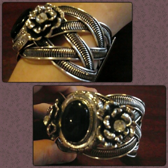 ⏩LAST ONE!⏪💕💕BLACK GEM AND ROSE BANGLE💕💕 - Picture 2 of 3