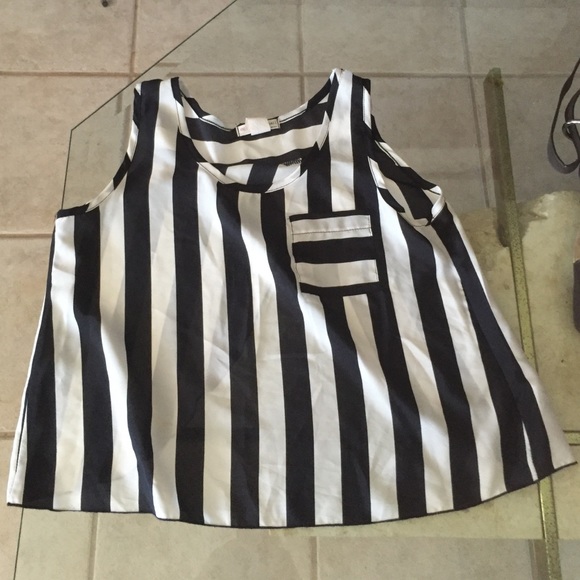 A'gaci split back shirt