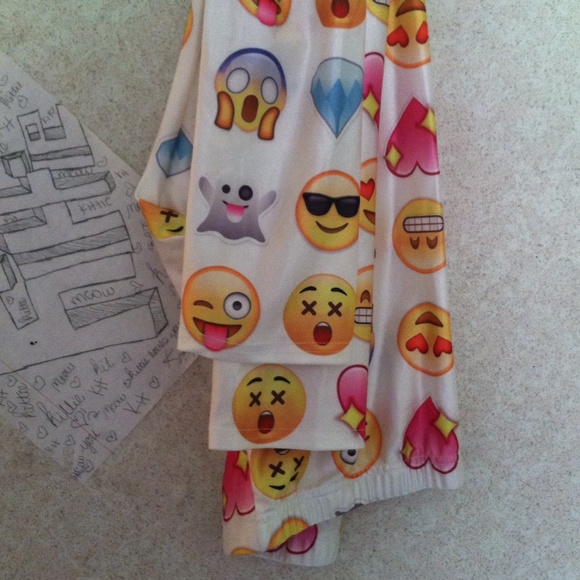 Emoji Outfit - Picture 2 of 2