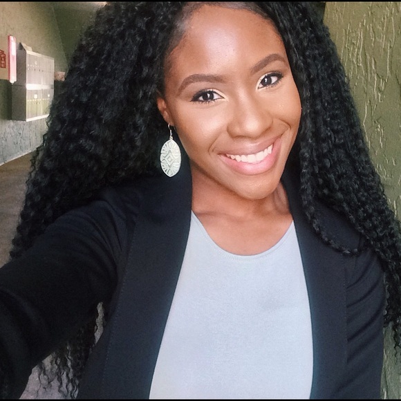 Meet your Posher, Fabiola - Picture 1 of 1