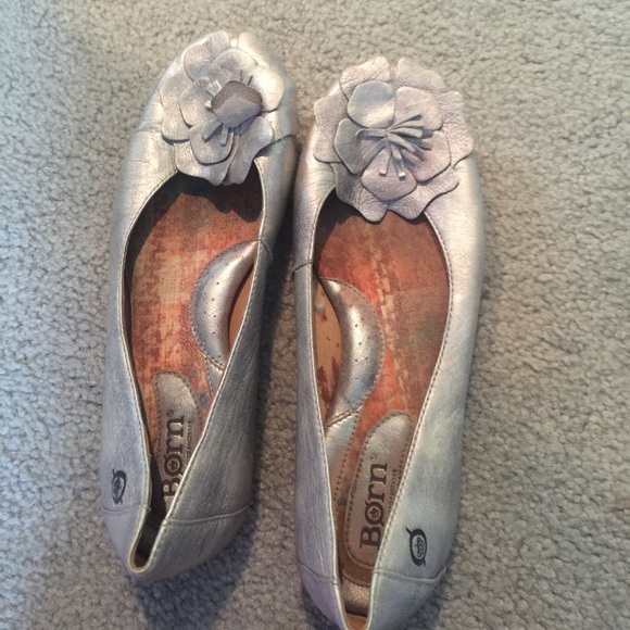 flats with flower on top