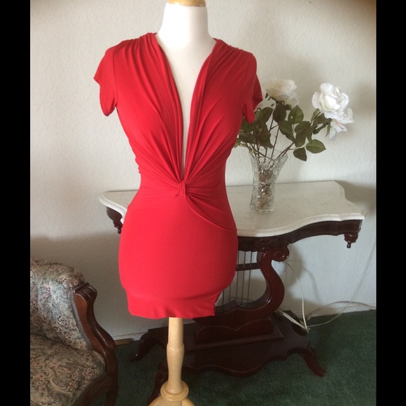 Sexy plunging red dress 💃