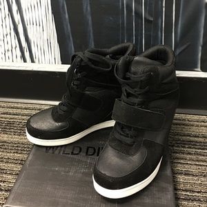 Wedge sneaker