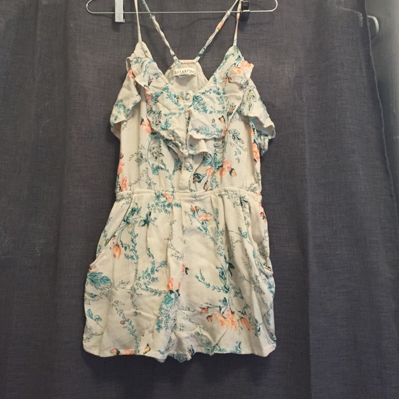 Billabong romper. Size medium 🌴☀️💓