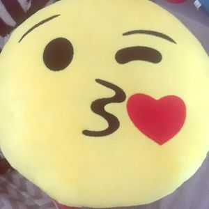 Kiss Emoji Round Pillow