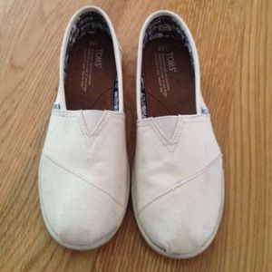 Cream toms size 5.5Y (women's 7.5-8). GUC