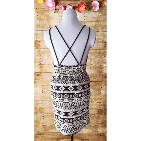Chic Tribal Print Dress with Back Straps - Picture 3 of 4