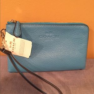 🎀NWT blue coach wristlet🎀