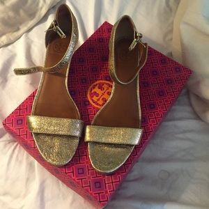 Tory Burch Savannah Wedge Sandal. Saharian Gold.